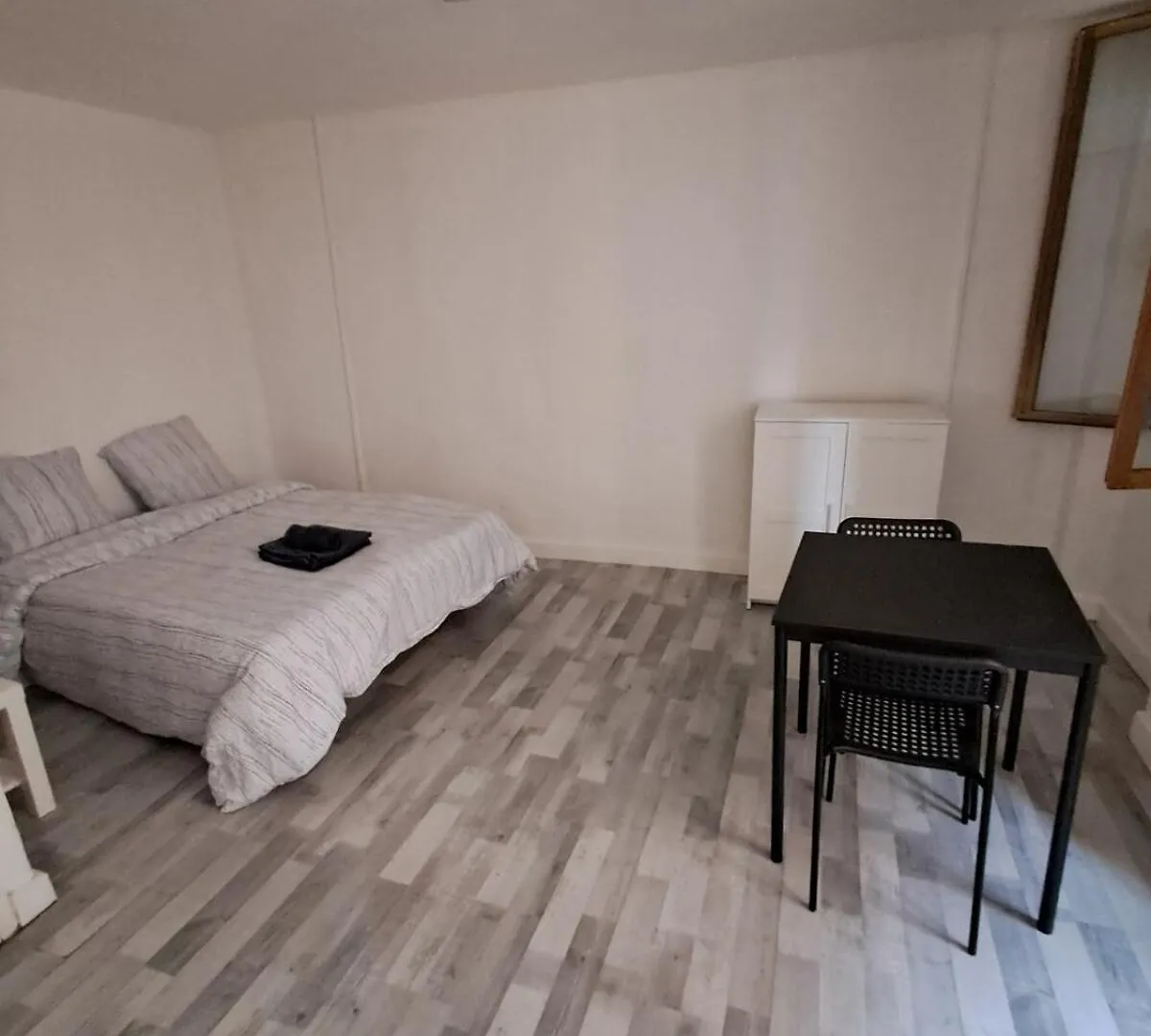 Budgetbnb Larmodieu 1 Toulon France